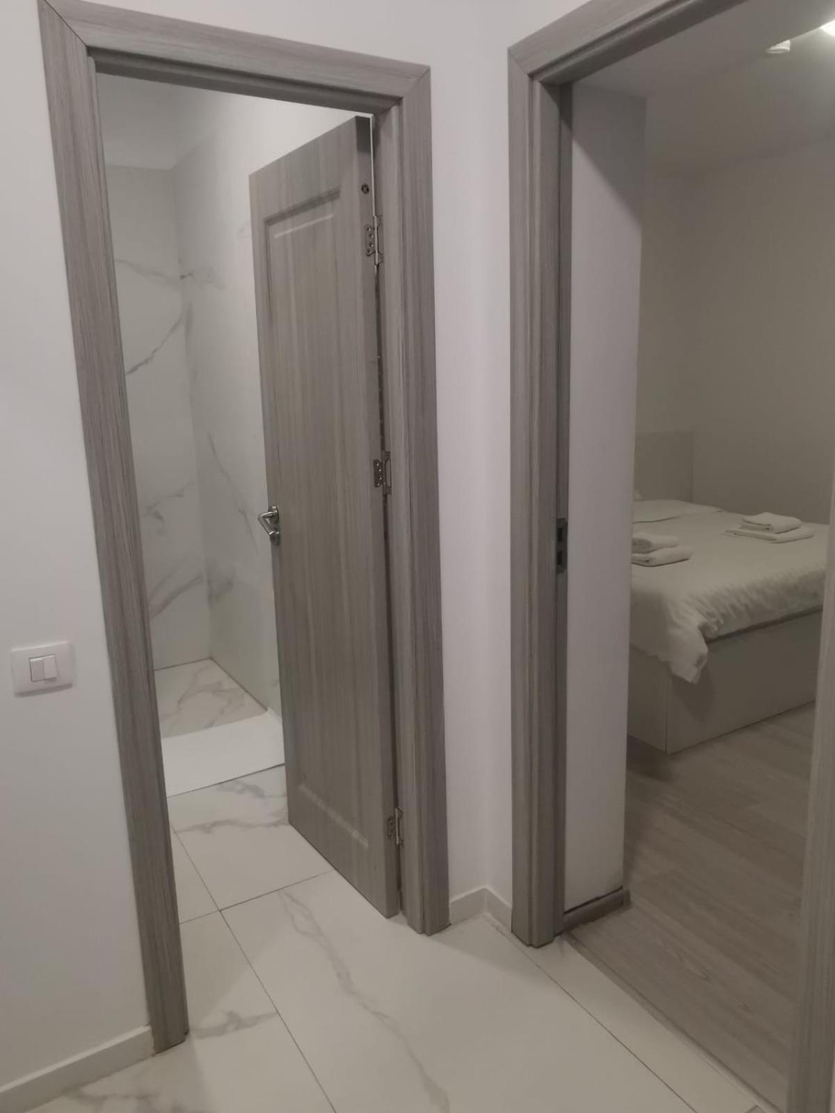 Old Town Bar Apartments On Street Tonitza Bucharest Luaran gambar